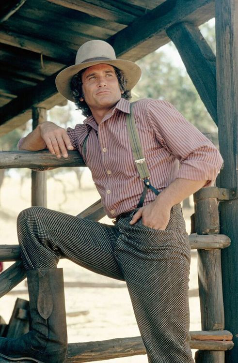 Michael Landon - sao nam đảm nhận vai Charles Ingalls để lại ấn tượng với vai diễn người cha luôn chăm lo cho gia đình. Song, ngoài đời nam diễn viên nhiều lần tái hôn, không lý tưởng như trên phim. Ngoài diễn xuất, ông còn được chú ý với vai trò đạo diễn. Thành công chưa bao lâu, tháng 4/1991, ông phát hiện mình bị ung thư, qua đời chỉ 3 tháng sau khi phát hiện, thọ 54 tuổi.