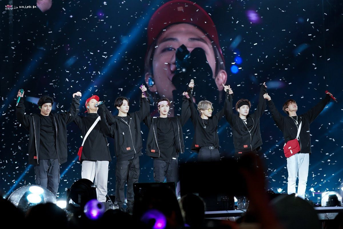  Không muốn rời xa BTS: Trong loạt phim tài liệu Break The Silence, Jung Kook khẳng định BTS là gia đình. Ca sĩ 23 tuổi khẳng định tương lai của anh sẽ rất mịt mờ nếu không có các thành viên khác bên cạnh. "Điều gì xảy ra nếu BTS tan rã. Tôi có thể làm gì? Tôi luôn lo lắng và sợ hãi mỗi khi ở một mình và nghĩ về điều đó", em út vàng của Kpop nói. Ảnh: Pinterest.