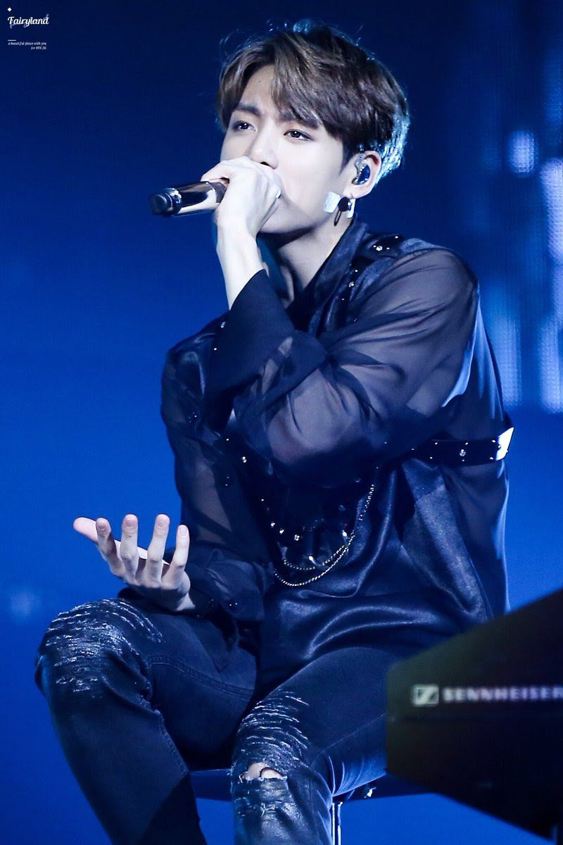  Nhút nhát không phải do bẩm sinh: Trong cuộc phỏng vấn với với tạp chí FC Nhật Bản, người đàn ông quốc tế quyến rũ nhất năm 2020 (do People bình chọn) cho biết anh từng là đứa trẻ mạnh dạn. Mọi chuyện chỉ khác đi khi đến buổi thử giọng tuyển chọn ca sĩ. "Tôi thấy sợ hãi khi bị bao vây bởi nhiều người lạ. Đây cũng là lúc tôi trở thành người ngại ngùng, e dè hơn trước rất nhiều", Jung Kook chia sẻ. Ảnh: Naver.