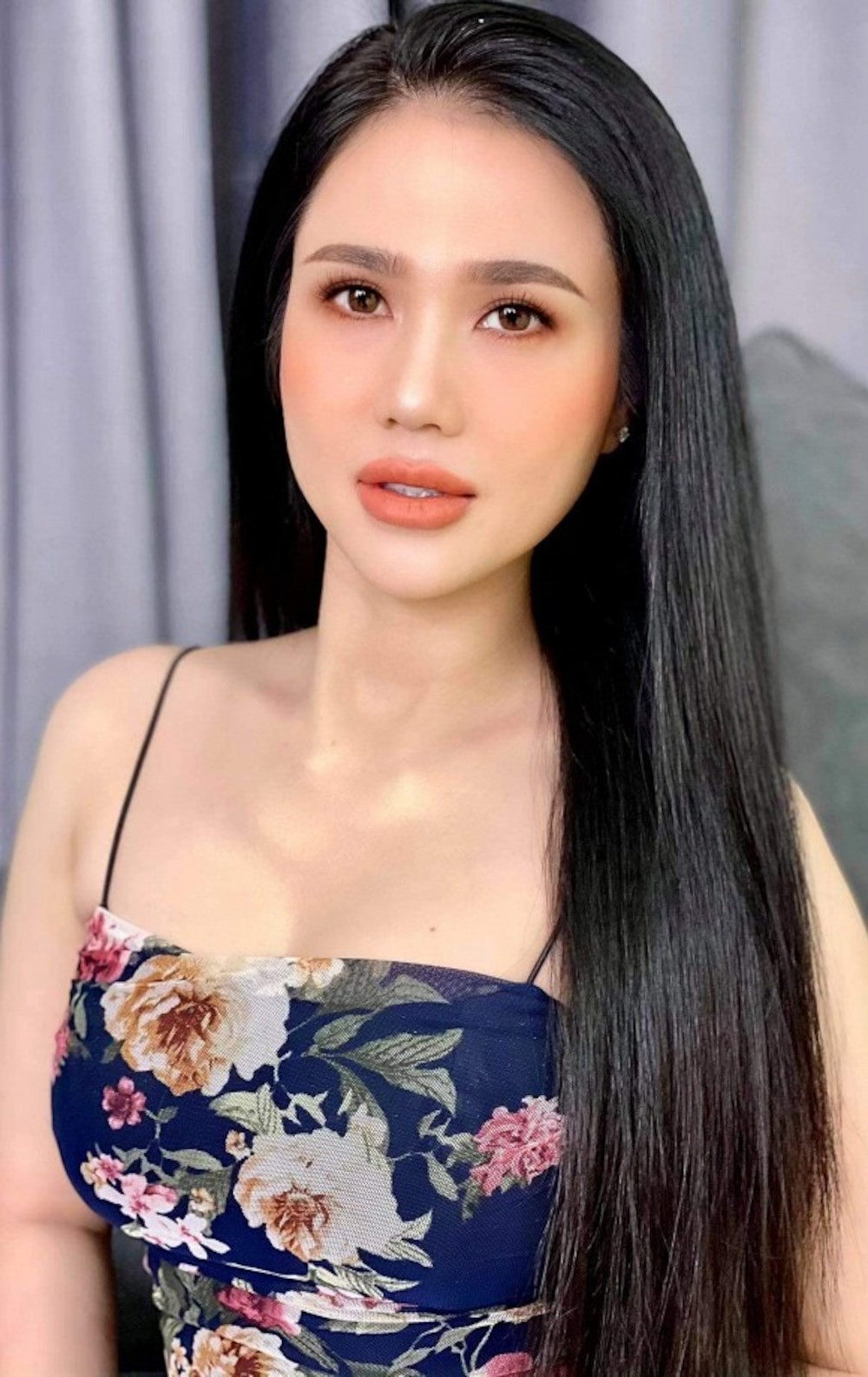 Chi gai Ngoc Trinh khoe dang nong bong khong thua gi em-Hinh-2