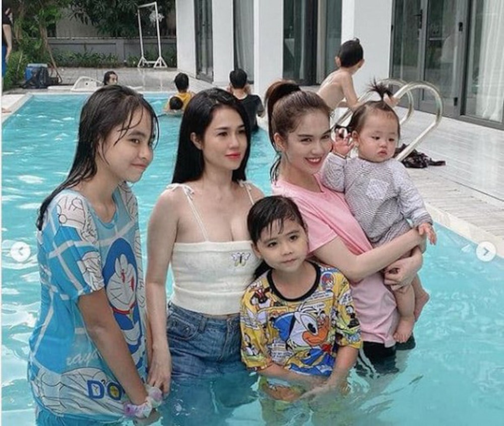 Chi gai Ngoc Trinh khoe dang nong bong khong thua gi em-Hinh-3