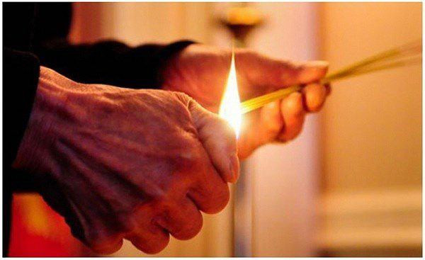 Ngay Ram thap tren ban tho bao nhieu nen huong de thu hut tai loc-Hinh-3