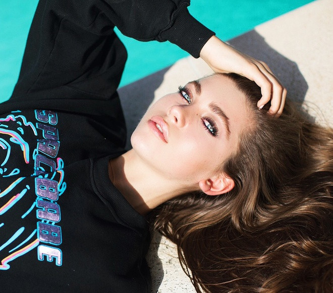 Nhờ đôi mắt xanh cuốn hút, gương mặt sắc sảo cùng gout thời trang hiện đại, Amelie Zilber (18 tuổi) nhanh chóng lọt vào “mắt xanh” của các NTK, nhãn hàng tại Mỹ. Amelie bắt đầu sự nghiệp người mẫu từ khi trở thành gương mặt đại diện cho hãng mỹ phẩm của mẹ - Jouer Cosmetics.