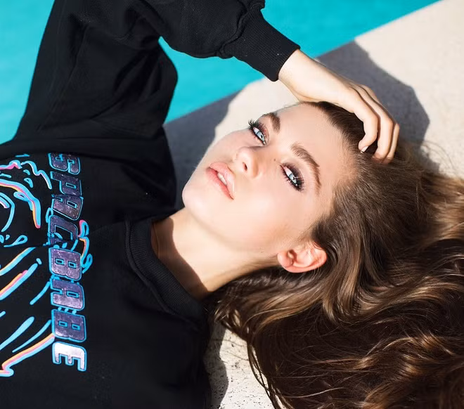 Nhờ đôi mắt xanh cuốn hút, gương mặt sắc sảo cùng gout thời trang hiện đại, Amelie Zilber (18 tuổi) nhanh chóng lọt vào “mắt xanh” của các NTK, nhãn hàng tại Mỹ. Amelie bắt đầu sự nghiệp người mẫu từ khi trở thành gương mặt đại diện cho hãng mỹ phẩm của mẹ - Jouer Cosmetics.