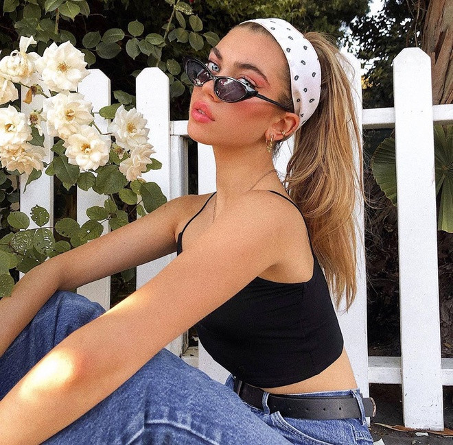 Hiện ngoài công việc người mẫu, cô cũng đang là Đại sứ trẻ của UNICEF. Trên trang cá nhân, cô thường đăng tải những bức ảnh về hành trình UNICEF, du lịch và cuộc sống đời thường. Bên cạnh đó, Amelie cũng thành lập trang web Two Minute Times chuyên cập nhật tin tức mới ở định dạng ngắn.