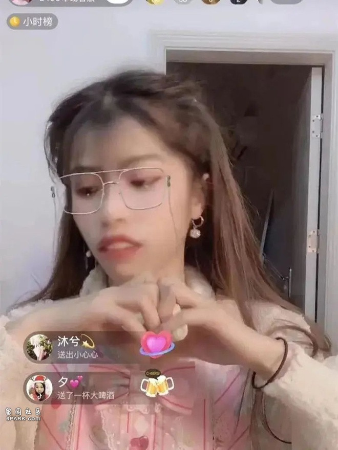 Hot girl TQ lo mat that vi lo tay tat app lam dep luc livestream-Hinh-2