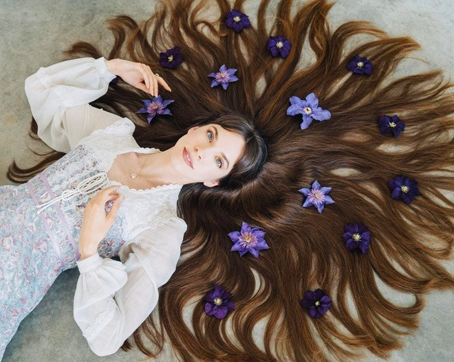 Sarah Marie Nagel sinh năm 1991, là beauty blogger người Canada nổi tiếng với mái tóc dài tuyệt đẹp. 9X sở hữu nhiều video chia sẻ cách chăm sóc tóc, nuôi dưỡng tóc khỏe mạnh trên mạng xã hội. Video đầu tiên của cô có tên “Natural haircare: 5 Steps for healthy, long hair” (tạm dịch: 5 bước chăm sóc tự nhiên để có mái tóc dài và khỏe mạnh).