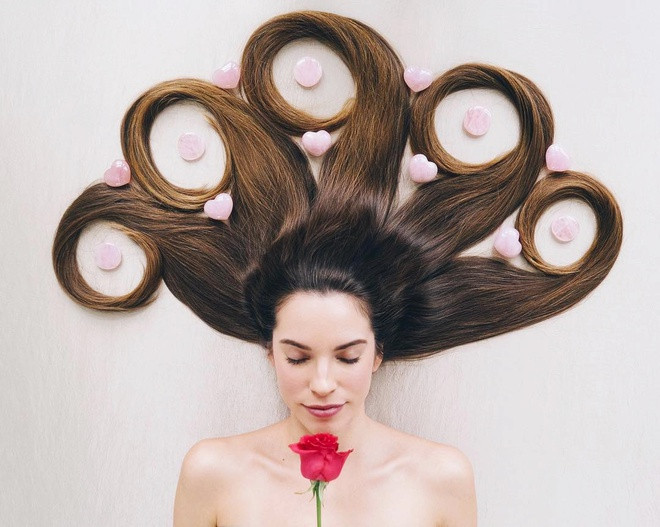 Nhiều người thắc mắc tại sao Sarah có thể sở hữu mái tóc dài và đẹp như thế. Cô chia sẻ rằng mình vốn có mái tóc dài từ lúc nhỏ. Tuy nhiên khi trưởng thành và đến trường trung học, 9X bắt đầu duỗi tóc liên tục khiến tóc bị hư tổn nghiêm trọng. Sau đó, cô quyết định cắt ngắn tóc, kết hợp chăm sóc tóc bằng các sản phẩm có thành phần tự nhiên, nói không với việc sử dụng nhiệt độ hay hóa chất để tạo kiểu tóc.