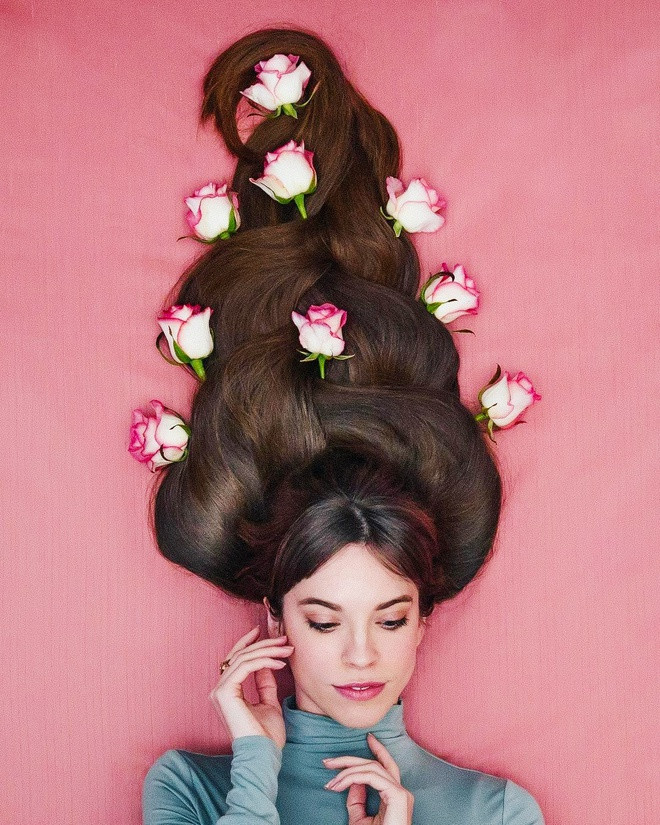 Người đứng đằng sau những kiểu tóc và ảnh chụp ấn tượng của Sarah chính là mẹ cô. Tuy không phải là một nhà tạo mẫu tóc chuyên nghiệp nhưng mẹ Sarah đã nhiều năm tết tóc cho con gái, cũng như am hiểu phong cách tóc nào là phù hợp và giúp cô tỏa sáng nhất.