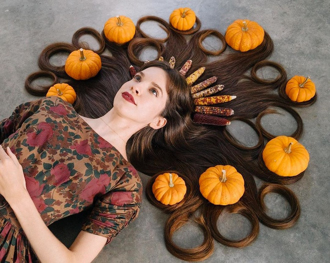 Nhờ chăm chỉ nuôi dưỡng, nữ blogger có được mái tóc dài đến tận thắt lưng, mềm mại và bóng khỏe. Nó cho phép cô thỏa sức sáng tạo, chụp ảnh cùng hoa quả, đồ vật thân thuộc hàng ngày. Ngoài ra, những loại nguyên liệu thiên nhiên như quả bơ, bí đỏ, mật ong, dầu thực vật… là các thành phần quen thuộc trong công thức mặt nạ dưỡng tóc yêu thích của Sarah. Đây là nguôn cung cấp dưỡng chất có lợi giúp tóc chắc khỏe và mọc nhanh hơn.