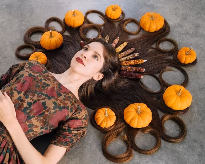 Nhờ chăm chỉ nuôi dưỡng, nữ blogger có được mái tóc dài đến tận thắt lưng, mềm mại và bóng khỏe. Nó cho phép cô thỏa sức sáng tạo, chụp ảnh cùng hoa quả, đồ vật thân thuộc hàng ngày. Ngoài ra, những loại nguyên liệu thiên nhiên như quả bơ, bí đỏ, mật ong, dầu thực vật… là các thành phần quen thuộc trong công thức mặt nạ dưỡng tóc yêu thích của Sarah. Đây là nguôn cung cấp dưỡng chất có lợi giúp tóc chắc khỏe và mọc nhanh hơn.