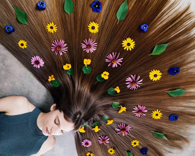 Có thể thấy mái tóc của nữ blogger không hề có một dấu hiệu thương tổn nào từ gốc đến ngọn. Sarah cho biết, cô đặc biệt chú ý đến sự khỏe mạnh của mái tóc một cách toàn diện như: Không sử dụng các phương pháp tạo kiểu tóc bằng nhiệt độ hay hóa chất, chải tóc nhẹ nhàng trước khi gội đầu bằng lược răng thưa, chăm sóc tóc với các loại dầu dưỡng thiên nhiên…