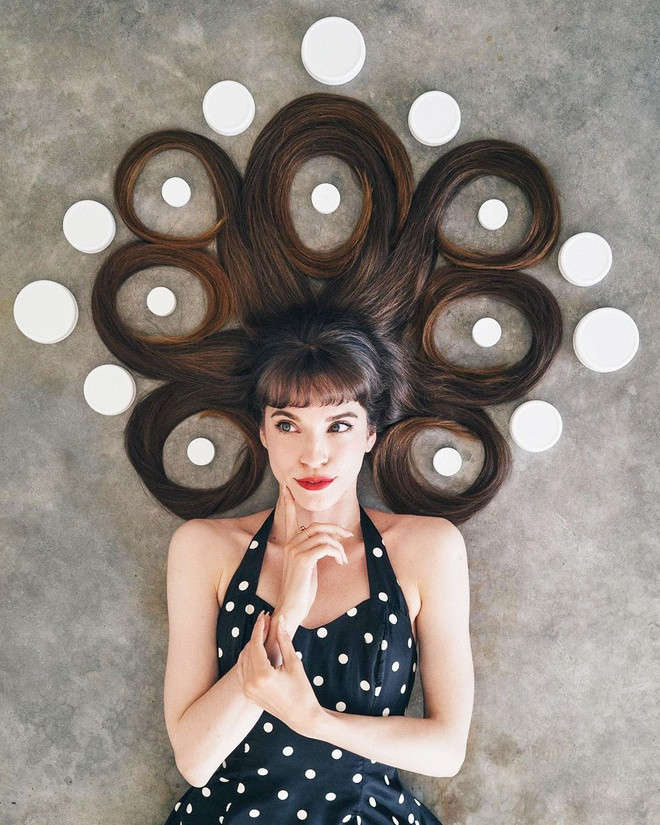 Nữ blogger liên tục suy nghĩ về các ý tưởng chụp ảnh liên quan đến kiểu tóc đẹp, đá quý, hoa lá, quần áo phong cách cổ điển và những gì mình có thể truyền cảm hứng đến người khác. Những tấm ảnh chụp mái tóc cùng các vật dụng nhỏ xinh, nhiều màu sắc của cô gái người Canada nhận được nhiều lời khen ngợi của cộng đồng mạng. “Bạn thật sự truyền cảm hứng cho tôi để trở thành một phiên bản tốt hơn của chính mình”, người dùng @glarinq.sunny bình luận về ảnh của Sarah.