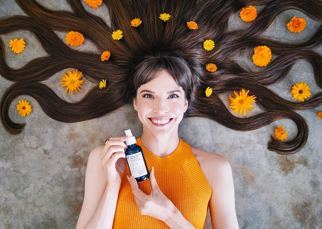 Sarah dành tình yêu đặc biệt đối với làm đẹp cùng mái tóc. Bên cạnh đó, cô còn yêu thích pha lê, trang sức, những sản phẩm dưỡng da, dưỡng tóc có thành phần thiên nhiên và phong cách cách thời trang cổ điển. Để sở hữu mái tóc suông dài, bồng bềnh và bóng khỏe, 9X chăm sóc tóc rất kỹ lưỡng.