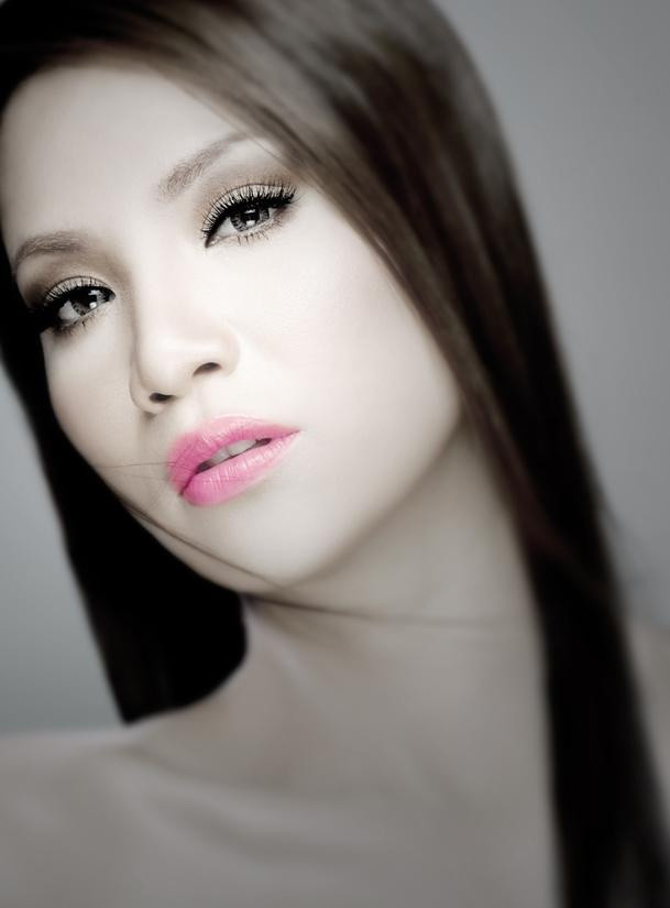 Vẻ ngoài giản dị, mộc mạc của Hồ Quỳnh Hương. Nhờ cậy đến phẫu thuật thẩm mỹ, ngoại hình hiện tại của cô thay đổi nhiều. Tâm sự trong chương trình Ơn giời, cậu đây rồi 2019, giọng ca Anh nói bí quyết để trẻ đẹp là tránh ăn thịt, không sử dụng mỹ phẩm trôi nổi, luôn giữ tinh thần sảng khoái.