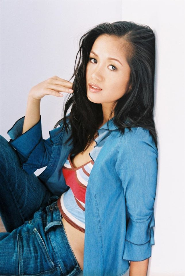 "Cô Bống" Hồng Nhung ngày còn năng động với quần jeans, áo crop-top, biểu cảm thơ ngây vì chưa nhạy ống kính. Buổi chụp ảnh được thực hiện vào một chiều cho tạp chí thời trang năm 1998, khi giọng ca Nhớ về Hà Nội đã thấm mệt.