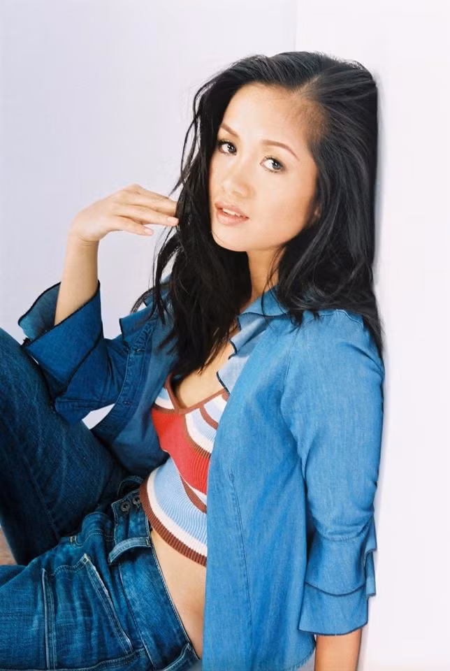 "Cô Bống" Hồng Nhung ngày còn năng động với quần jeans, áo crop-top, biểu cảm thơ ngây vì chưa nhạy ống kính. Buổi chụp ảnh được thực hiện vào một chiều cho tạp chí thời trang năm 1998, khi giọng ca Nhớ về Hà Nội đã thấm mệt.