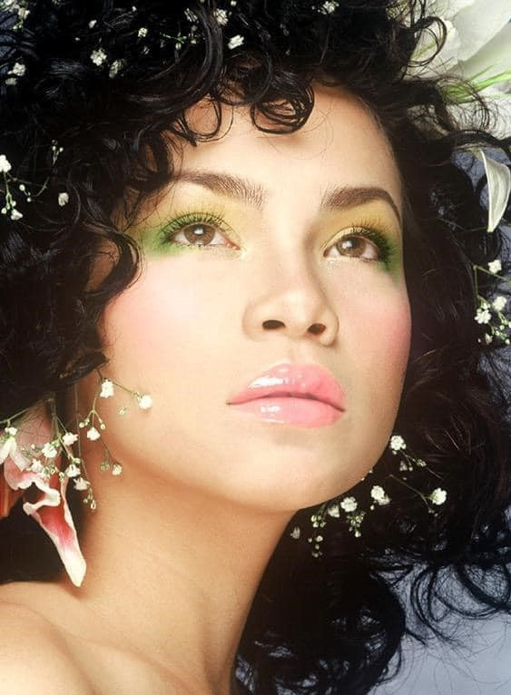 Hôm 6/5, nhiếp ảnh gia Phạm Hoài Nam hồi tưởng lại thanh xuân bằng những khoảnh khắc mỹ nhân Việt khoe sắc ở thập niên 2000. Theo chia sẻ của Nam Trung, bức ảnh này được chụp lúc 1h sáng tại nhà Nguyễn Công Trí. Khi ấy, Hồ Ngọc Hà là người mẫu nổi tiếng sở hữu vẻ đẹp lai Tây, làn da chưa trắng như giờ. Cô cũng tham gia vai trò diễn viên trong Chiến dịch trái tim bên phải, Hoa cỏ may...