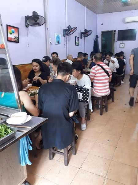 Quan bun rieu ban 500 suat cung tam dong cua vi dich Covid-19