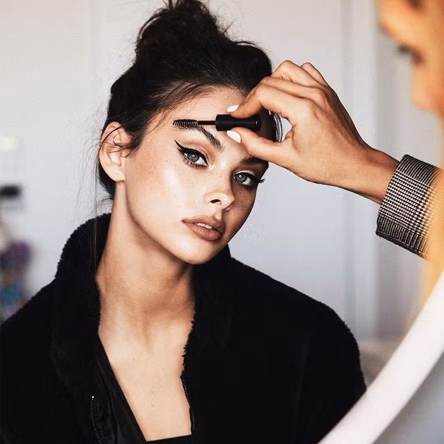 Người mẫu Australia có nhan sắc xinh đẹp từ nhỏ. Cô từng lọt Top 100 gương mặt trẻ em đẹp nhất thế giới, nhiều lần có tên trong danh sách 100 gương mặt đẹp nhất hành tinh của TC Candler. Trong danh sách năm 2020 mới được TC Candler công bố, Woollard góp mặt ở vị trí thứ 3.