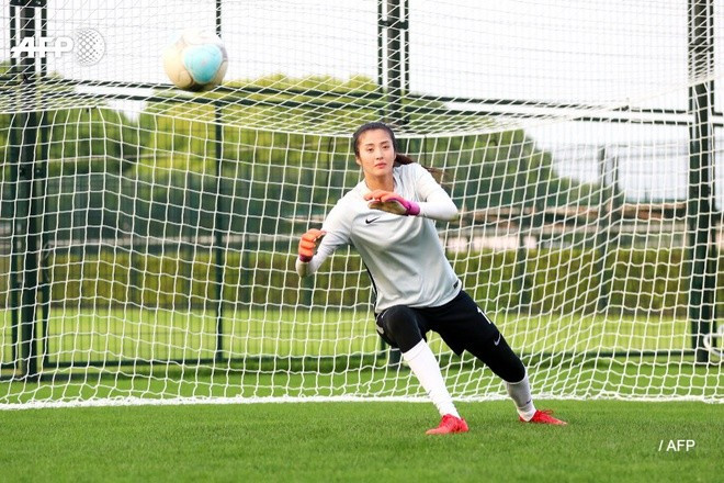 Khi còn là học sinh tiểu học, nhờ chiều cao vượt trội mà Zhao Lina được giáo viên trong trường giới thiệu đến đội bóng của Quận để tham gia đào tạo thử nghiệm và từ đây, cô bắt đầu với niềm đam mê trái bóng tròn.