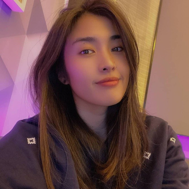 Trên sân cỏ, Zhao Lina là nữ thủ môn nhiệt huyết, bản lĩnh, sẵn sàng lăn xả thì ở ngoài đời, cô gái người Trung Quốc là mẫu hình lý tưởng mà bao chàng trai mong ước có được.