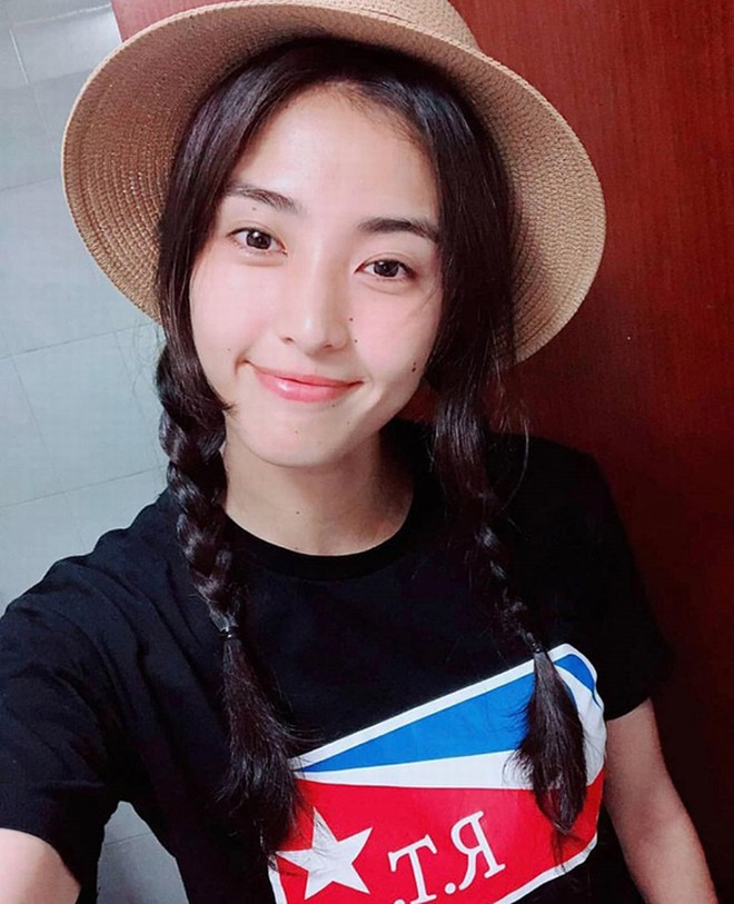 Theo tạp chí Siam Sport (Thái Lan) bình chọn mới đây, Zhao Lina góp mặt trong danh sách 10 gương mặt nữ cầu thủ xinh đẹp nhất châu Á, cùng với trung vệ Hoàng Thị Loan của đội tuyển Việt Nam. Nguồn: http://danviet.vn/song-tre/nu-thu-mon-cao-188m-co-guong-mat-dep-nhu-hoa-hau-1064352.htmlNguồn: http://danviet.vn/song-tre/nu-thu-mon-cao-188m-co-guong-mat-dep-nhu-hoa-hau-1064352.html