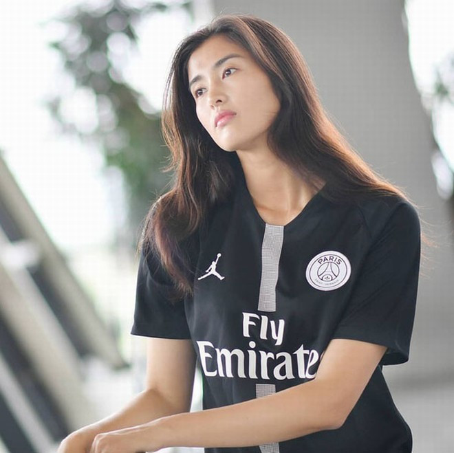 Zhao Lina không đặt nặng vấn đề tiêu chuẩn chọn bạn trai, cô nàng cho rằng, quan trọng nhất là tình cảm dành cho nhau. 9X mong muốn có thể tìm kiếm bạn trai thấp hơn cô nhưng cô cho rằng, đàn ông không muốn tìm kiếm người yêu cao hơn mình.