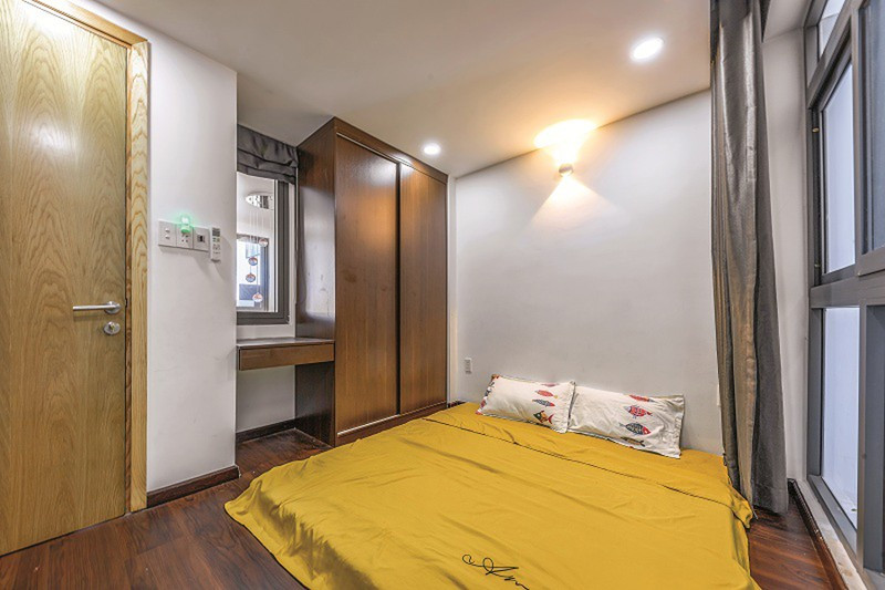 Phòng ngủ được thiết kế vừa đủ bởi “nhường chỗ” cho những không gian khác. Thay vì sử dụng giường, gia chủ trải đệm trực tiếp lên sàn để tránh cảm giác chật chội./.