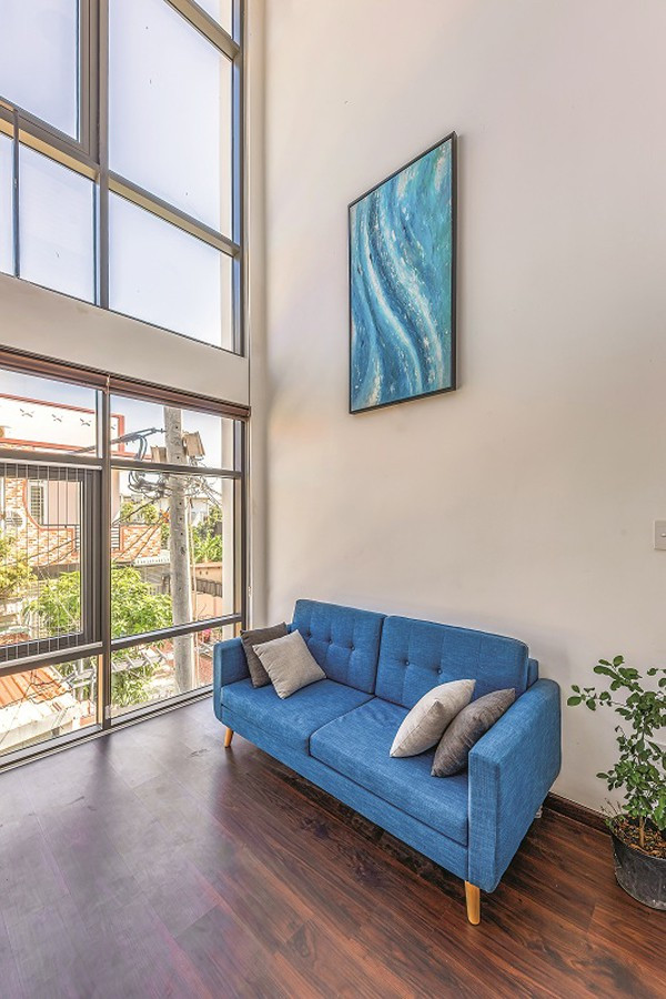 Phía mặt tiền sử dụng những ô kính khổ lớn để tận dụng ánh sáng tự nhiên.