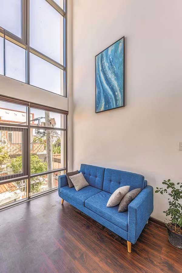 Phía mặt tiền sử dụng những ô kính khổ lớn để tận dụng ánh sáng tự nhiên.