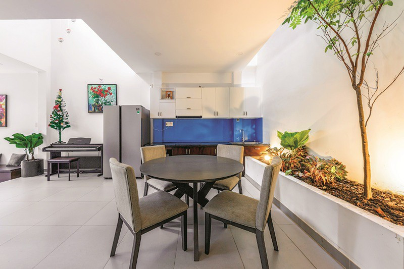 Phía sau phòng bếp – ăn lại có một khoảng thông tầng nữa. Dưới khoảng thông tầng này là bồn cây xanh đem lại sự tươi mát cho không gian sống.