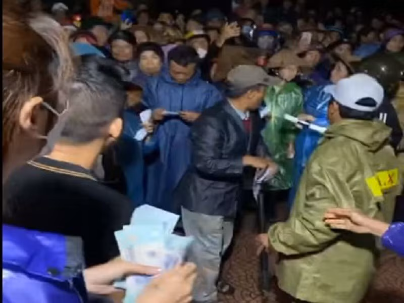 Thon da tra lai cho dan so tien ca si Thuy Tien trao tang