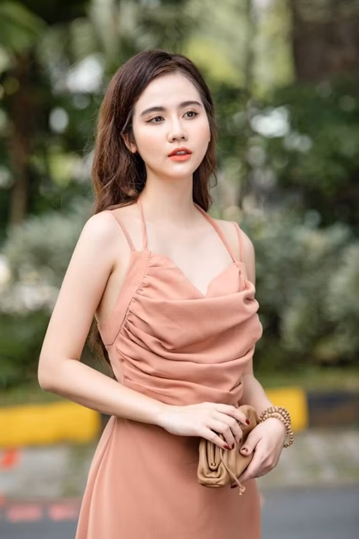 Huyen Lizzie dien bikini goi cam, phat ngon 'cuc chat' gay chu y-Hinh-6