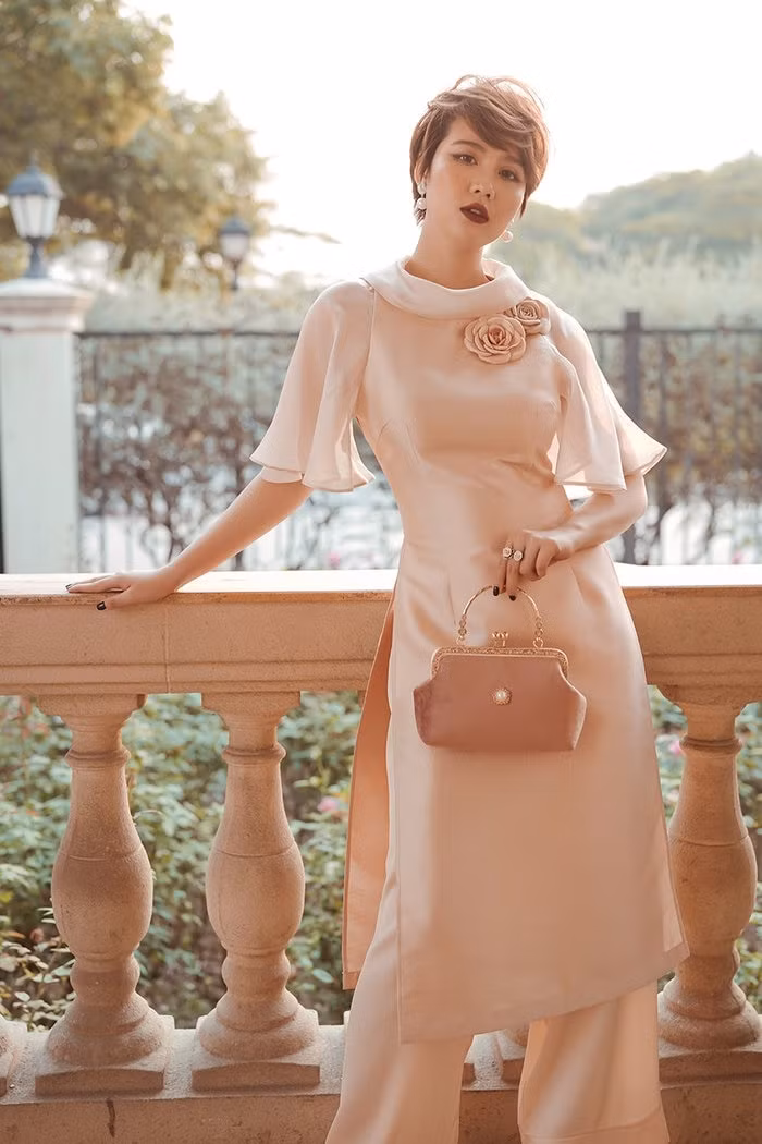 Huyen Lizzie dien bikini goi cam, phat ngon 'cuc chat' gay chu y