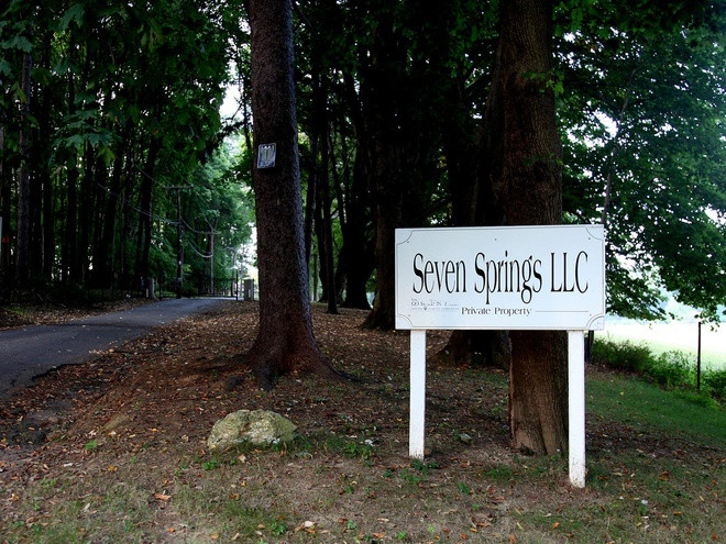Seven Springs hiện trị giá 24 triệu USD, gần gấp ba lần so với mức giá 7,5 triệu USD ông Trump bỏ ra mua vào năm 1995, theo Forbes. Dinh thự được xây vào năm 1919 với chi phí 2 triệu USD. Trên thực tế, giá trị của dinh thự là 30 triệu USD, nhưng Forbes trừ đi khoản nợ 6 triệu USD của ông Trump với bất động sản này. Ảnh: AP.