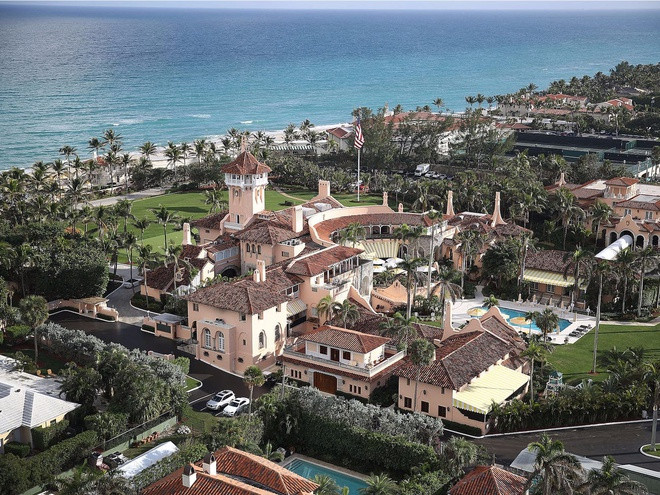Ba căn nhà nằm gần khu nghỉ dưỡng riêng tư Mar-a-Lago, nơi thường được gọi là “Nhà Trắng Mùa đông”, thuộc sở hữu của Trump Organization. Ảnh: Getty Images.