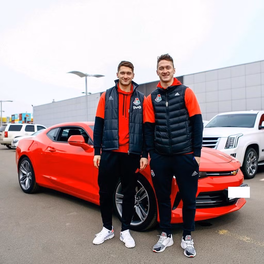 Theo FIFA, Alexey Miranchuk (phải) chơi ở vị trí tiền vệ cho đội tuyển quốc gia Nga từ năm 2015. Alexey cao 1,85 m, có 19 lần góp mặt ở giải đấu quốc tế và từng giành danh hiệu cầu thủ dưới 21 tuổi xuất sắc tại Russian Premier League 2013-2014. Anton (trái) cao 1,82 m. Nam cầu thủ có ít kinh nghiệm thi đấu hơn anh trai, góp mặt 6 lần ở giải đấu quốc tế. Là tiền vệ với khả năng chuyền bóng tốt, anh được gọi vào đội tuyển quốc gia năm 2017.