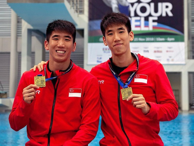  Timothy Lee (trái) và Mark Lee là cặp sinh đôi người Singapore cùng thi đấu ở bộ môn nhảy cầu. Timothy trở thành VĐV nhảy cầu quốc gia từ năm 2009, trong khi Mark tham gia một năm sau đó. Hai anh em họ Lee từng giành huy chương bạc ở SEA Games 29 với nội dung 3 m Synchronised Springboard. Thành tích đáng nhớ nhất của Timothy - Mark là xếp hạng 10 tại giải Shanghai Diving World Cup Final.