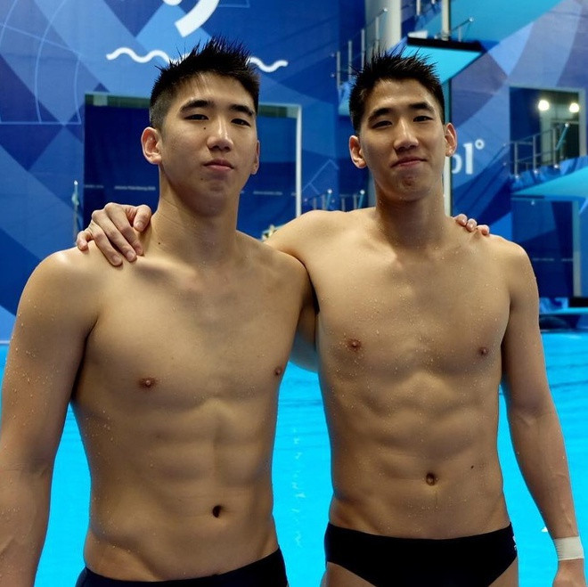 Theo The New Paper, Timothy sinh trước Mark 2 phút. Hai anh em cùng nặng khoảng 71 kg, chênh nhau 2 cm chiều cao. Vì có ngoại hình và giọng nói khá giống nhau nên khi xuất hiện, cặp song sinh dễ bị mọi người nhầm lẫn. Timothy cho biết điểm khác biệt dễ trông thấy nhất giữa mình và em trai là nốt ruồi gần mũi của anh, trong khi em trai không có. Ngoài ra, hai VĐV còn có sở thích khác nhau, Mark đam mê ăn uống, Timothy thích xem các video nhảy cầu, chơi game và làm bánh.