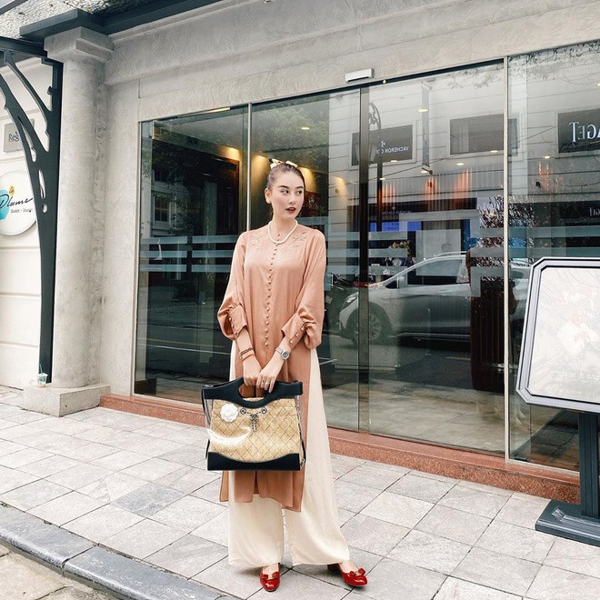 Lướt trang cá nhân của Hà Lade, dễ dàng nhận ra cô thường chọn những bộ đồ khá dài, rộng và "giấu dáng". Được coi là một trong những rich kid đình đám ở Hà Nội, 9X sở hữu bộ sưu tập đồ hiệu gồm nhiều túi xách, giày, mắt kính của các thương hiệu thời trang nổi tiếng như Chanel, Dior, Gucci.