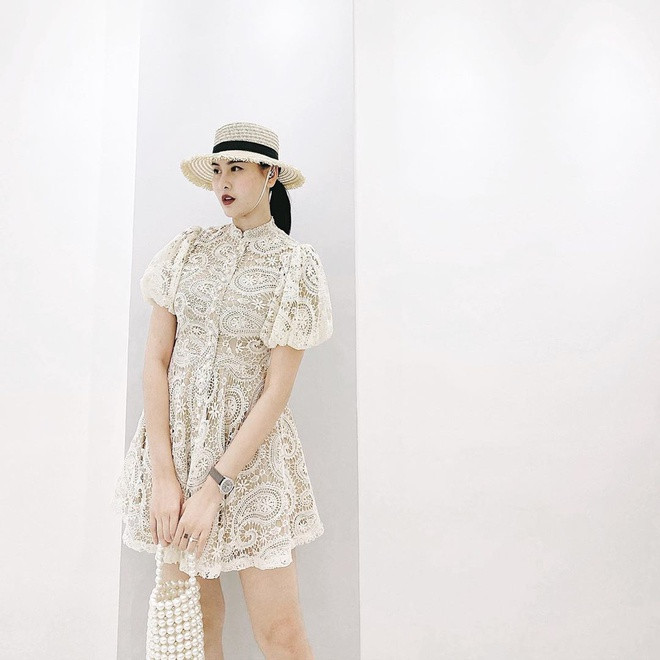 Ngoài ra, chuyện tình cảm của Hà Lade cũng nhận được nhiều sự chú ý. Sau mối tình đình đám với thiếu gia Hà Quang Dũng, hiện tại, hotgirl 9X đã có bạn trai mới nhưng không công khai trên trang cá nhân. Thỉnh thoảng, cô chỉ úp mở bằng những bức ảnh che mặt nửa kia khéo léo.