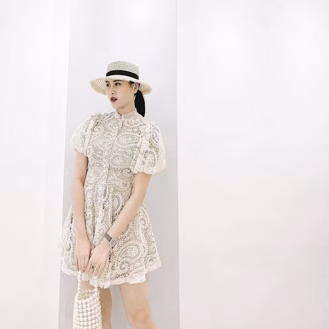 Ngoài ra, chuyện tình cảm của Hà Lade cũng nhận được nhiều sự chú ý. Sau mối tình đình đám với thiếu gia Hà Quang Dũng, hiện tại, hotgirl 9X đã có bạn trai mới nhưng không công khai trên trang cá nhân. Thỉnh thoảng, cô chỉ úp mở bằng những bức ảnh che mặt nửa kia khéo léo.