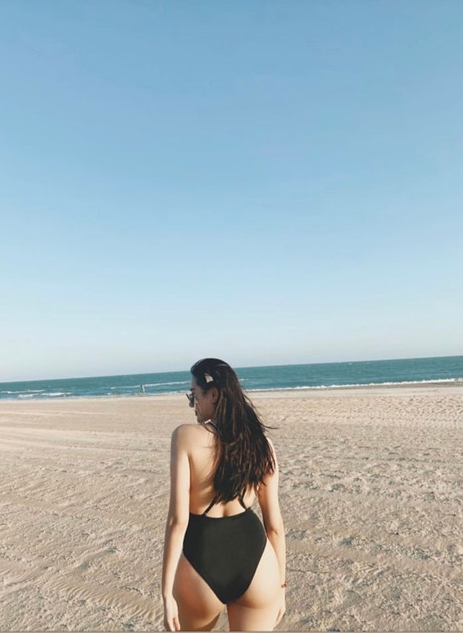 Phía dưới bài đăng của hot girl Hà thành, nhiều dân mạng để lại bình luận khen ngợi và hy vọng cô sẽ chăm chỉ theo đuổi gu thời trang sexy. Hà Lade là một trong số những hot girl hoạt động ít, cô chỉ tham gia các sự kiện, ít nhận lời làm mẫu ảnh hay gương mặt đại diện. Hiện tại, 9X là chủ cửa hàng thời trang thiết kế ở Hà Nội.