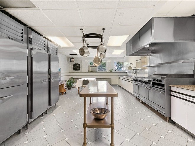 Phòng bếp rộng rãi với nhiều thiết bị hiện đại cùng hầm rượu. Căn nhà còn có phòng bếp riêng cho quản gia.