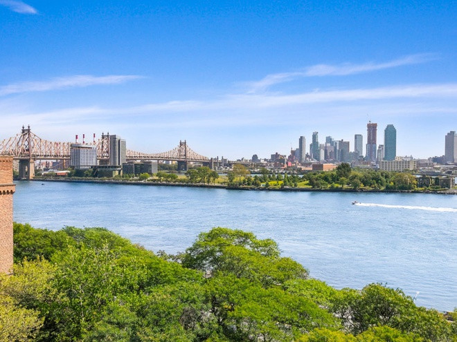 Sau khi công chúa Pahlavi qua đời, căn nhà này là tâm điểm của tranh chấp pháp lý giữa 2 nhân viên cũ của bà. Sau đó, vụ tranh chấp được đưa ra tòa vào năm ngoái.