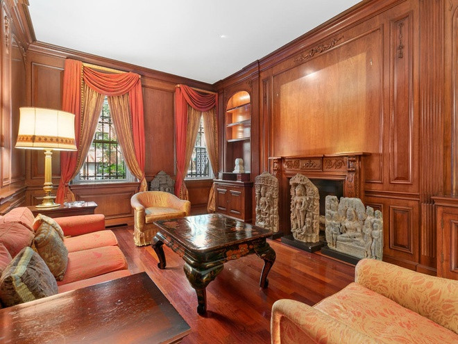 Nội thất trong nhà có nhiều phòng ốp gỗ sang trọng. Bên trong tới 8 lò sưởi đốt gỗ.