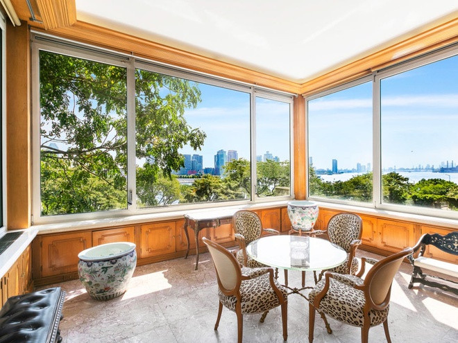 Các tầng trên cùng, nơi có thang máy đi lên, có tầm nhìn toàn cảnh ra khu Manhattan.