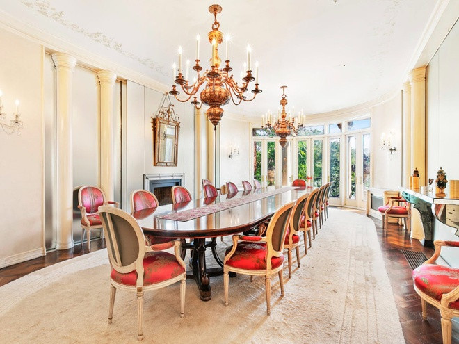 Phòng ăn lớn và trang trọng.