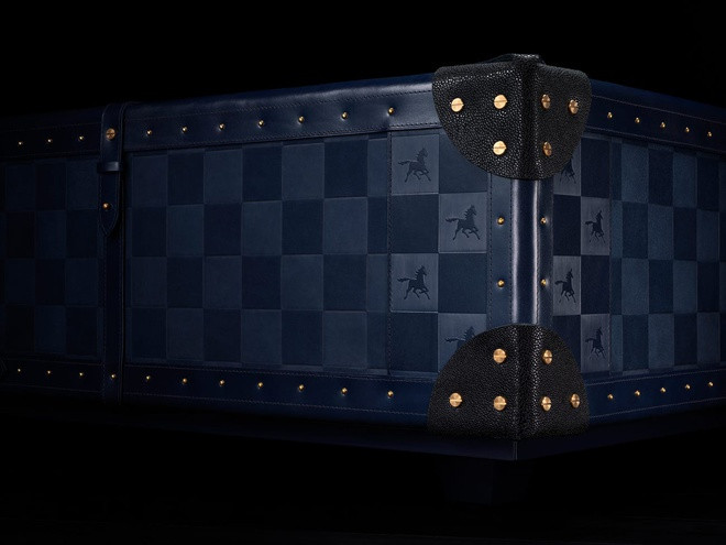 "Chiếc giường này nặng đến 1 tấn, làm bằng lông ngựa, da cá đuối và mất đến 600 giờ thực hiện. Nó chính là một tác phẩm nghệ thuật", ông nói. Ảnh: Ferris Rafauli.